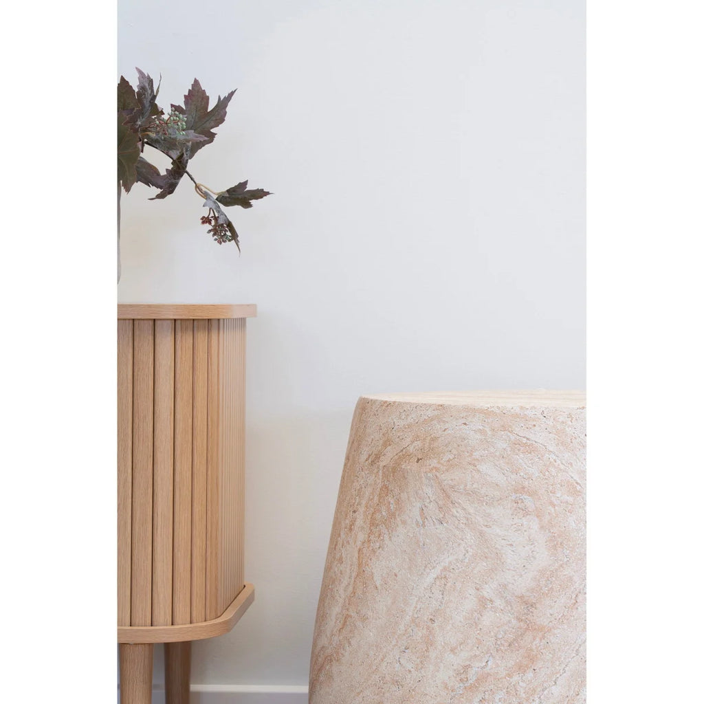 Table d’appoint en fibre d’argile naturelle, ø47 cm, bois clair à lattes verticales