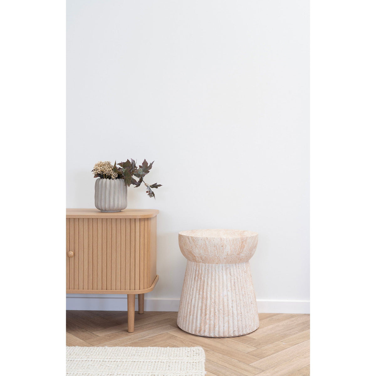 Tabouret en pierre texturée beige rainurée Ø37x43 cm
