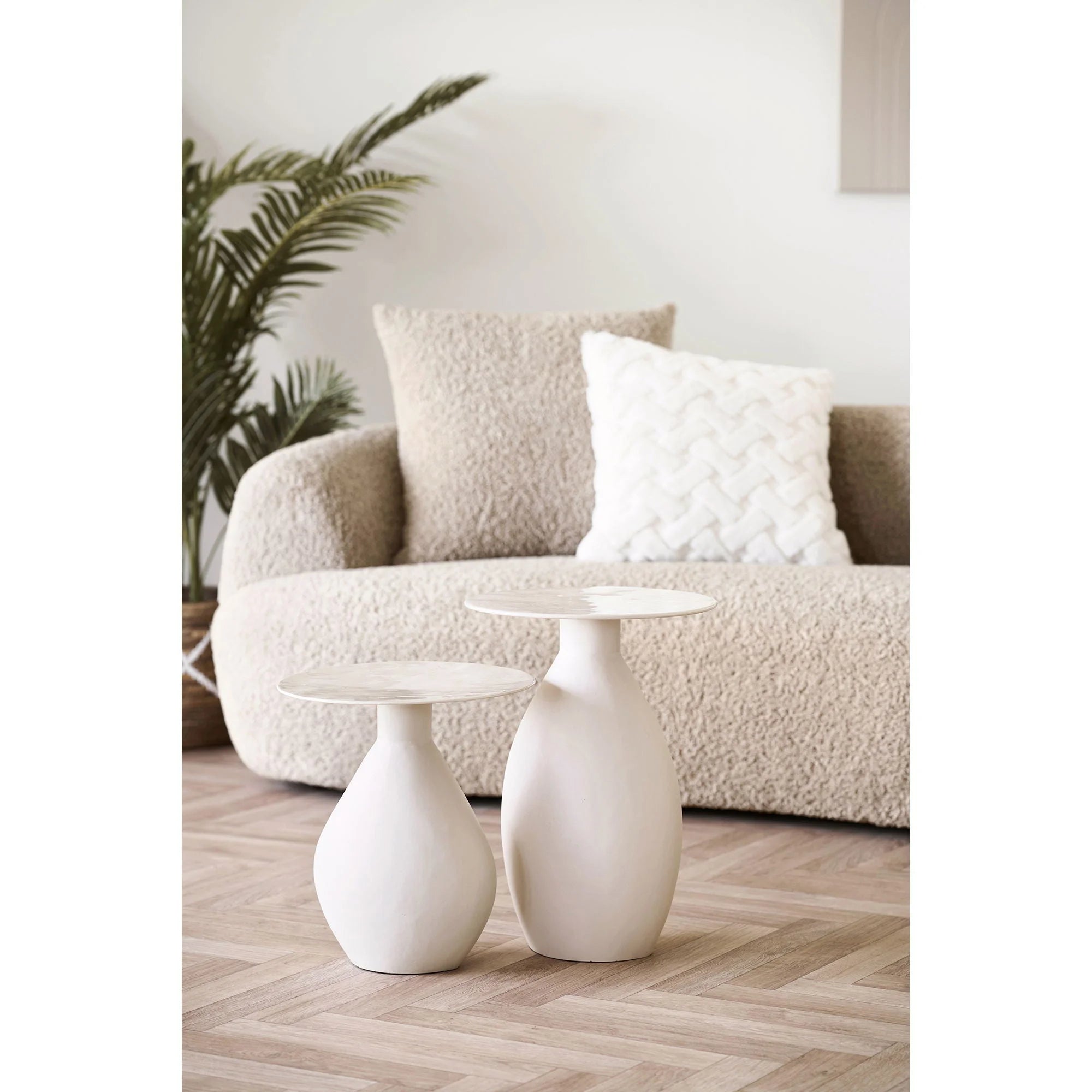 Deux tables d’appoint en métal émaillé beige mat, forme sculpturale Ø36 cm