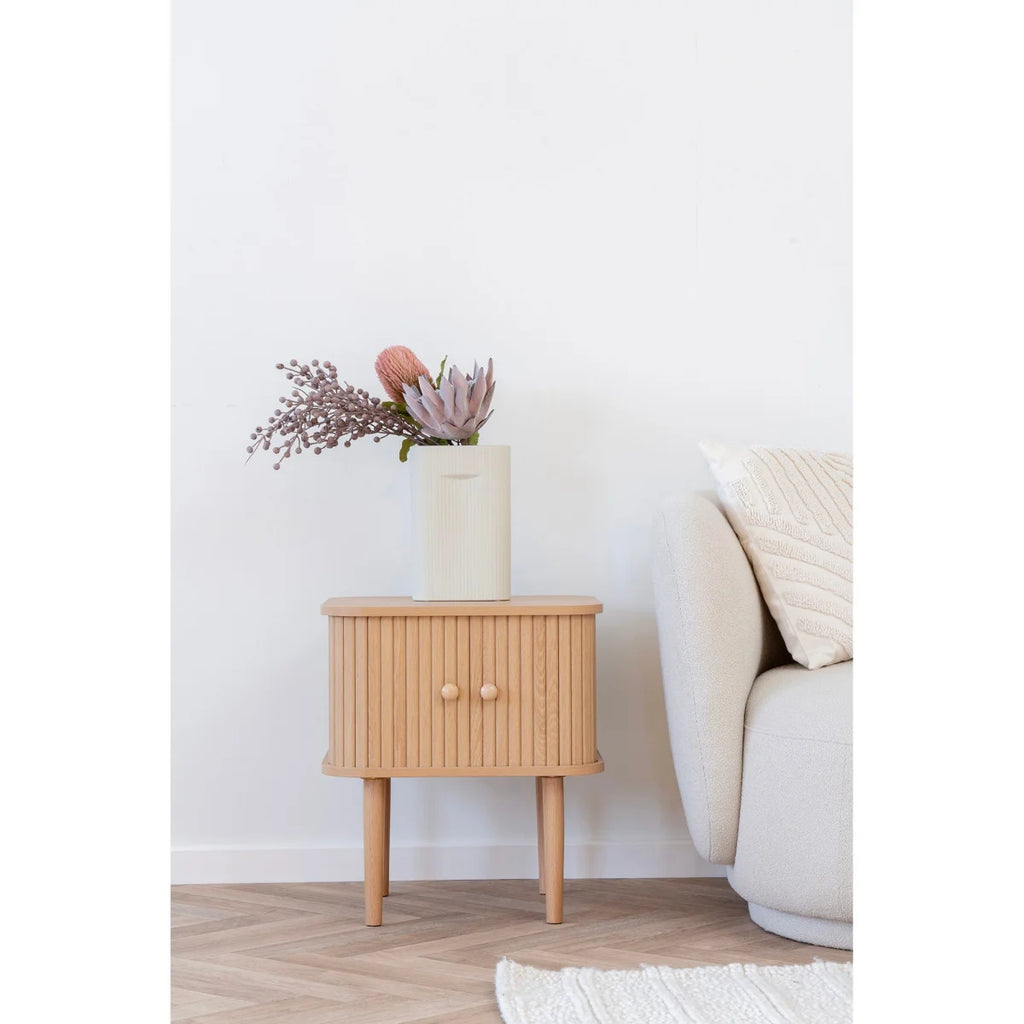 Table d’appoint en pin et MDF naturelle à 2 portes 45x50 cm