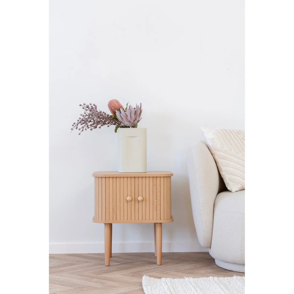 Table d’appoint en pin et MDF naturelle à 2 portes 45x50 cm