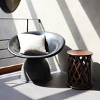 Table d’appoint ronde en bois de manguier motif losanges ajourés – Ø35 cm