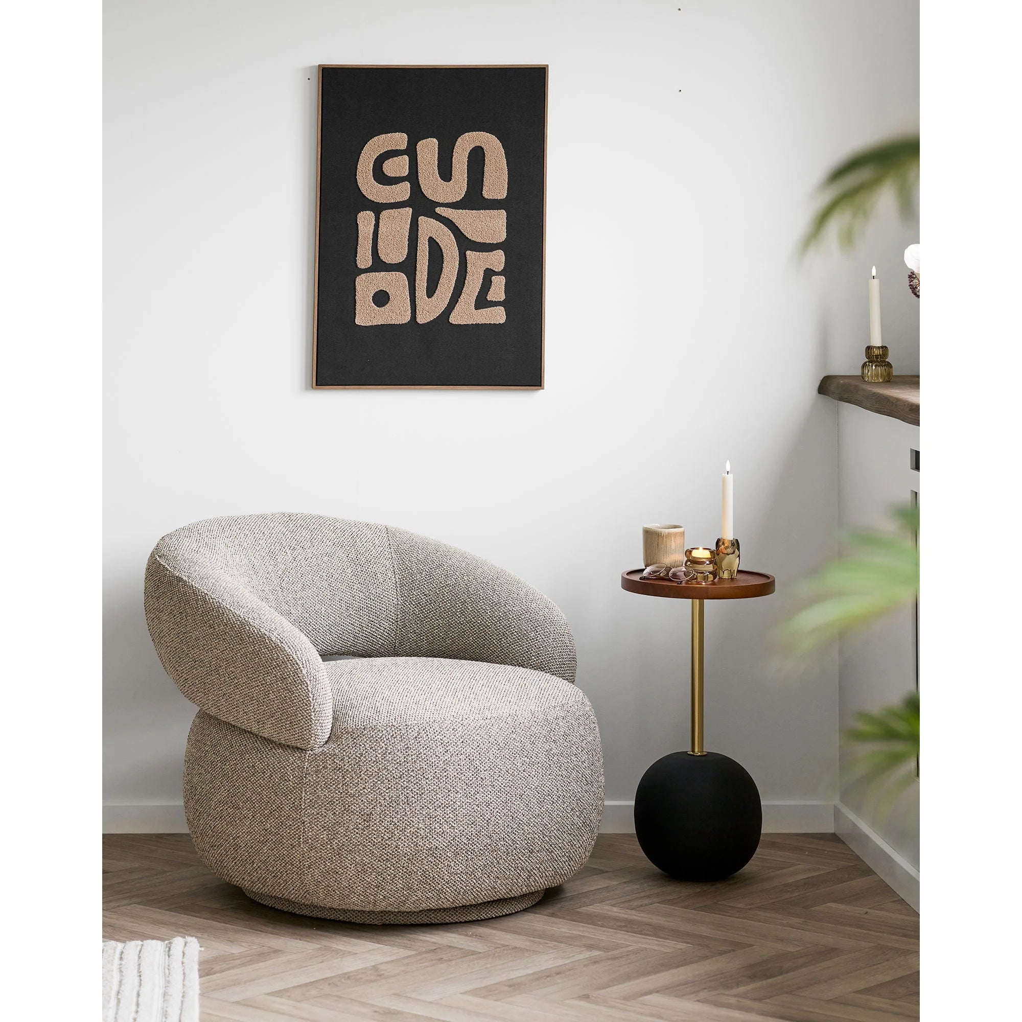 Fauteuil en tissu beige texturé, design rond moelleux