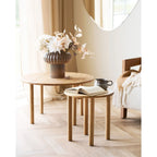 Vase céramique brun texturé avec bouquet de fleurs blanches et beige sur table ronde en chêne clair Ø40 cm