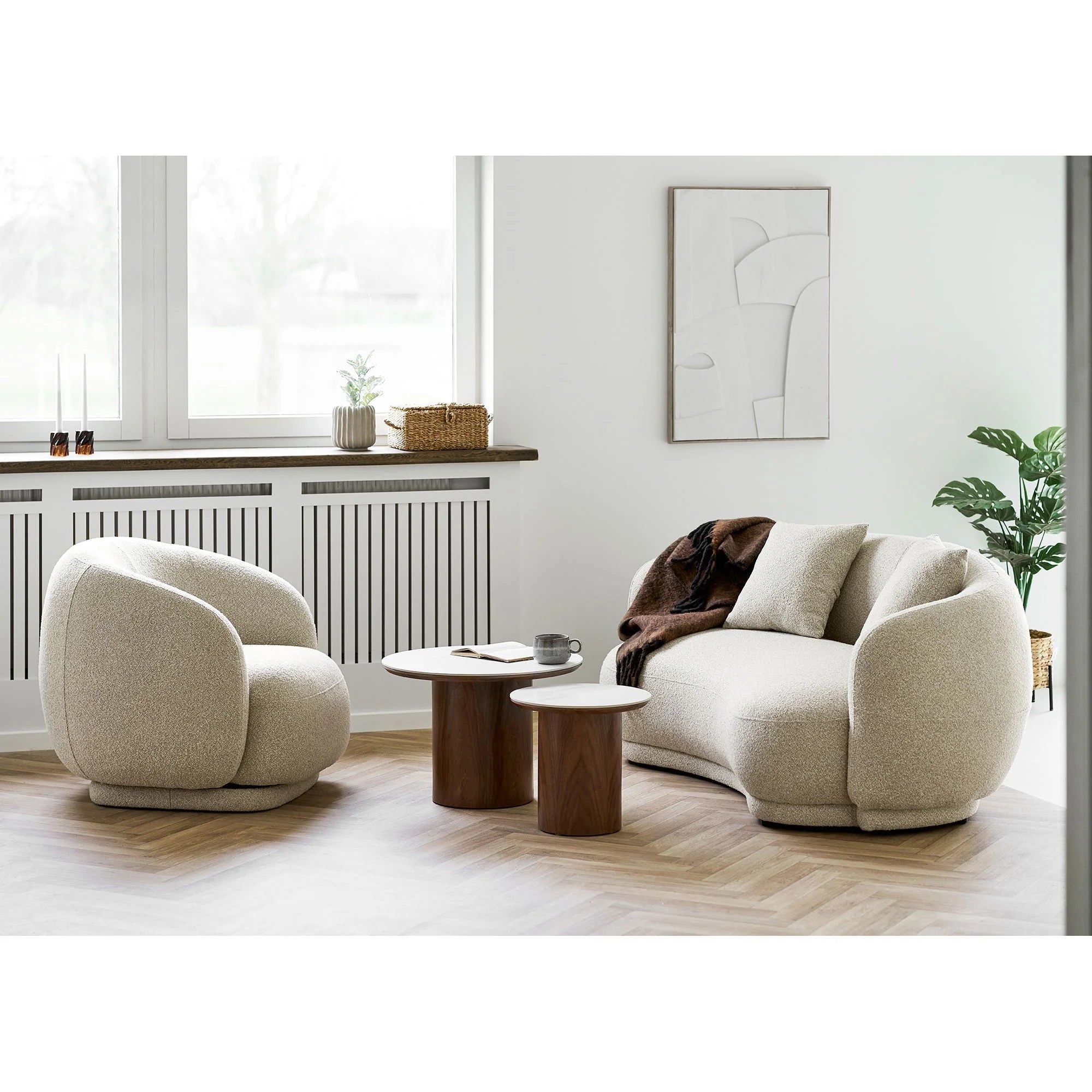 Fauteuil crème capitonné aux contours arrondis, tissu texturé doux