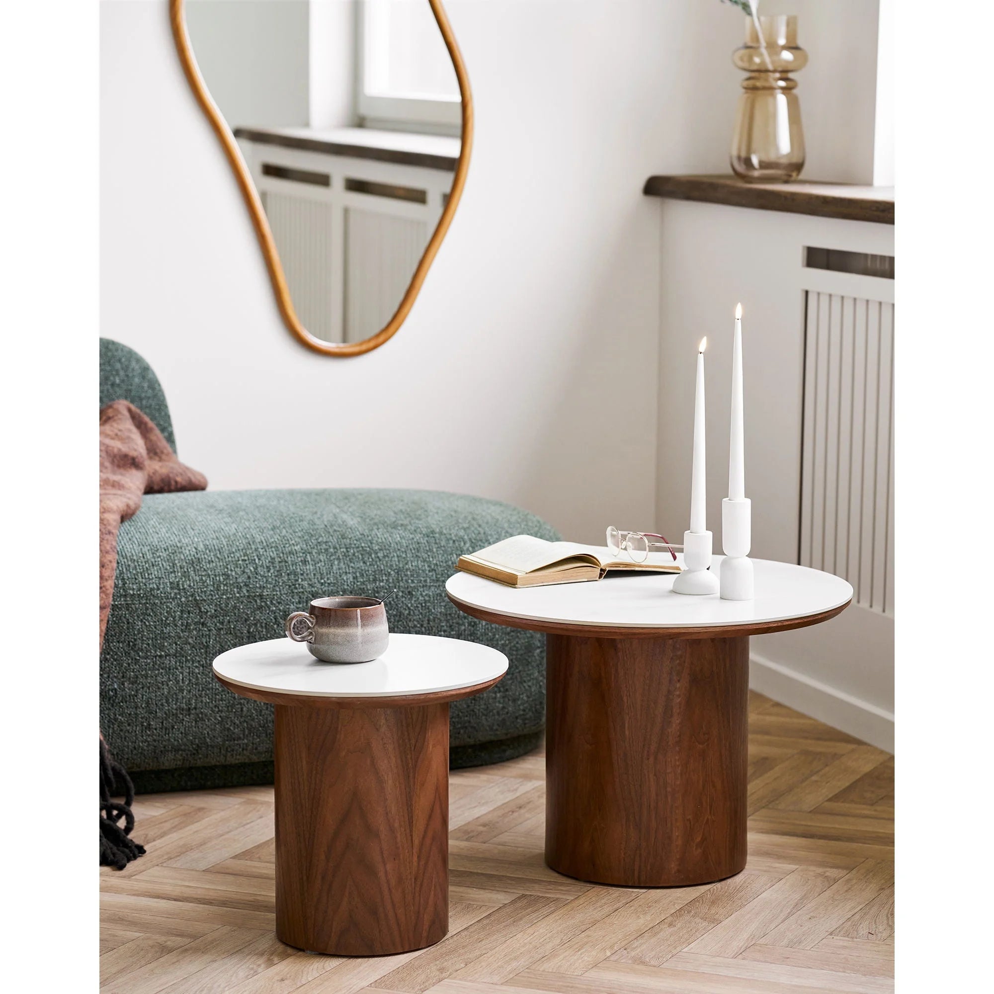 Deux tables d’appoint rondes marbre blanc et noyer, Ø40 cm