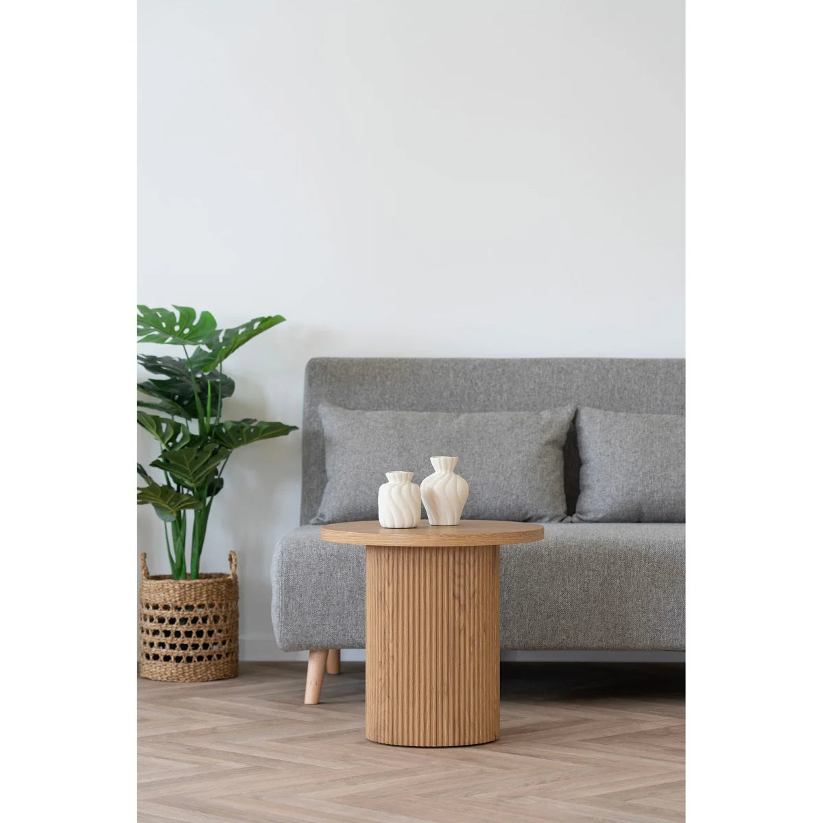 Deux vases céramiques ivoire texturés sur table ronde en MDF naturel ø48x45 cm