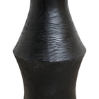 Vase céramique noir texturé ondulé sur table d’appoint ronde teck noir Ø50 cm