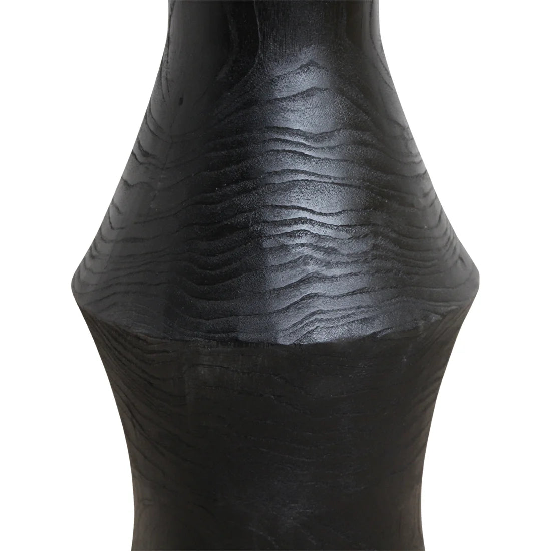 Vase céramique noir texturé ondulé sur table d’appoint ronde teck noir Ø50 cm