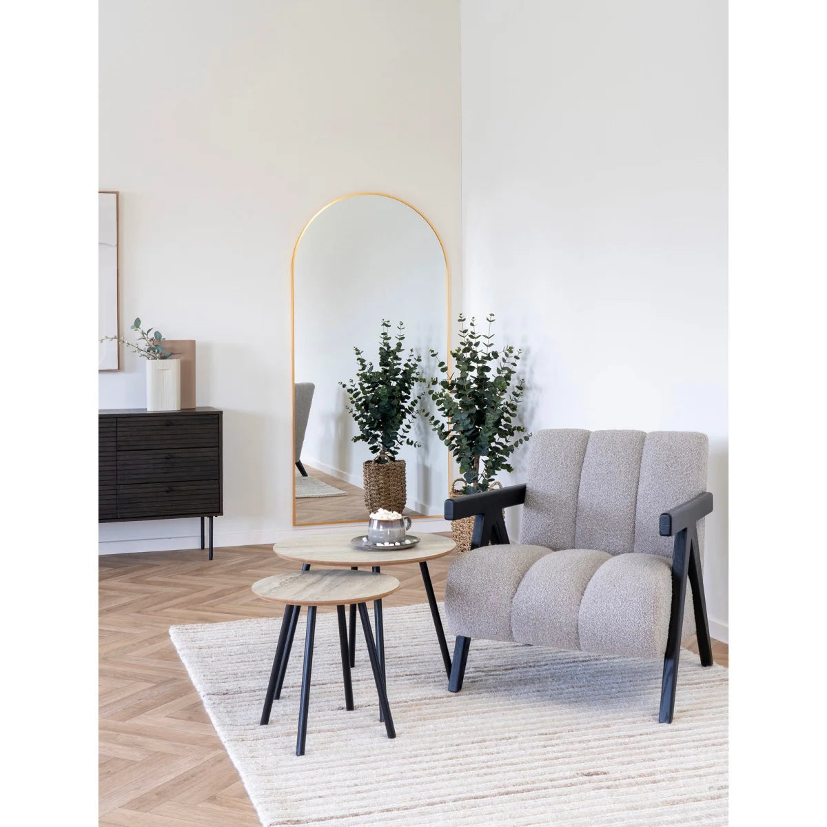 Fauteuil gris capitonné cadre bois noir dossier courbé
