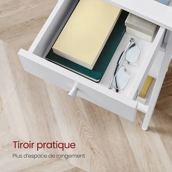 "Gros plan sur la table de chevet blanche moderne avec tiroir pratique.