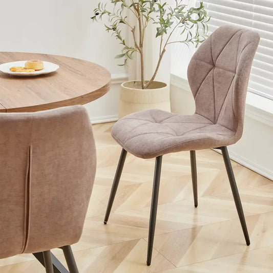 Table ronde en bois et métal décorée avec des accessoires pour un intérieur chaleureux.