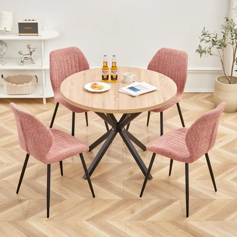 Table de cuisine ronde en bois et métal, installée dans un salon moderne avec des chaises assorties.