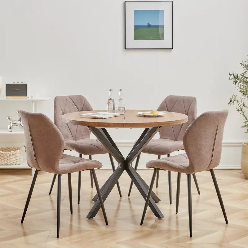 Table ronde en bois et métal prête pour un repas convivial, parfaite pour 4 personnes.