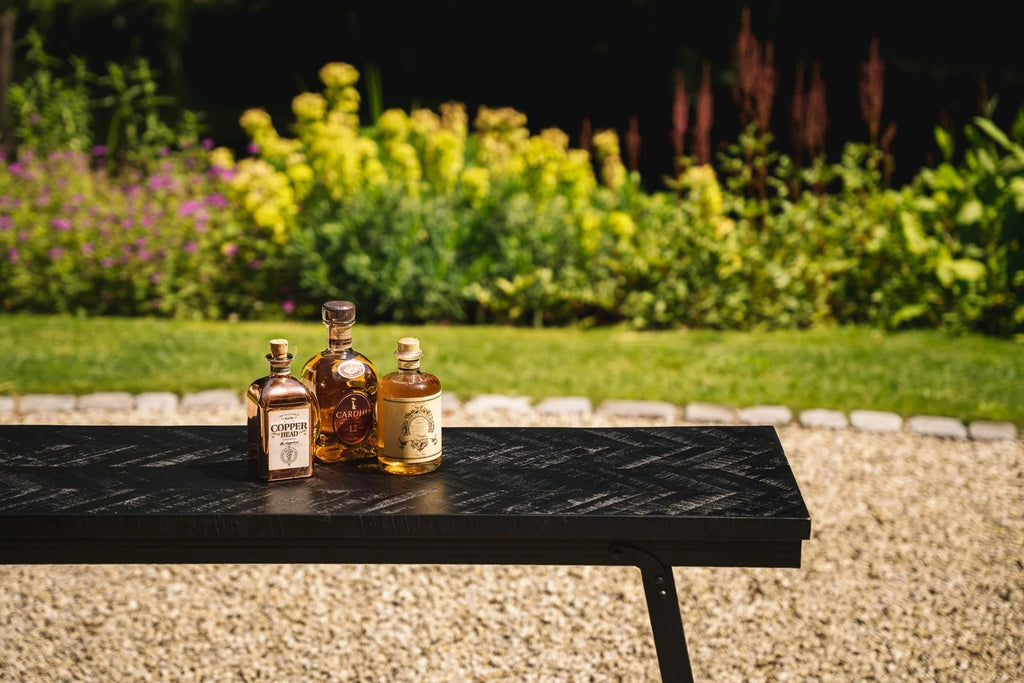Table haute rectangulaire en teck motif chevron et métal noir – 140x60 cm