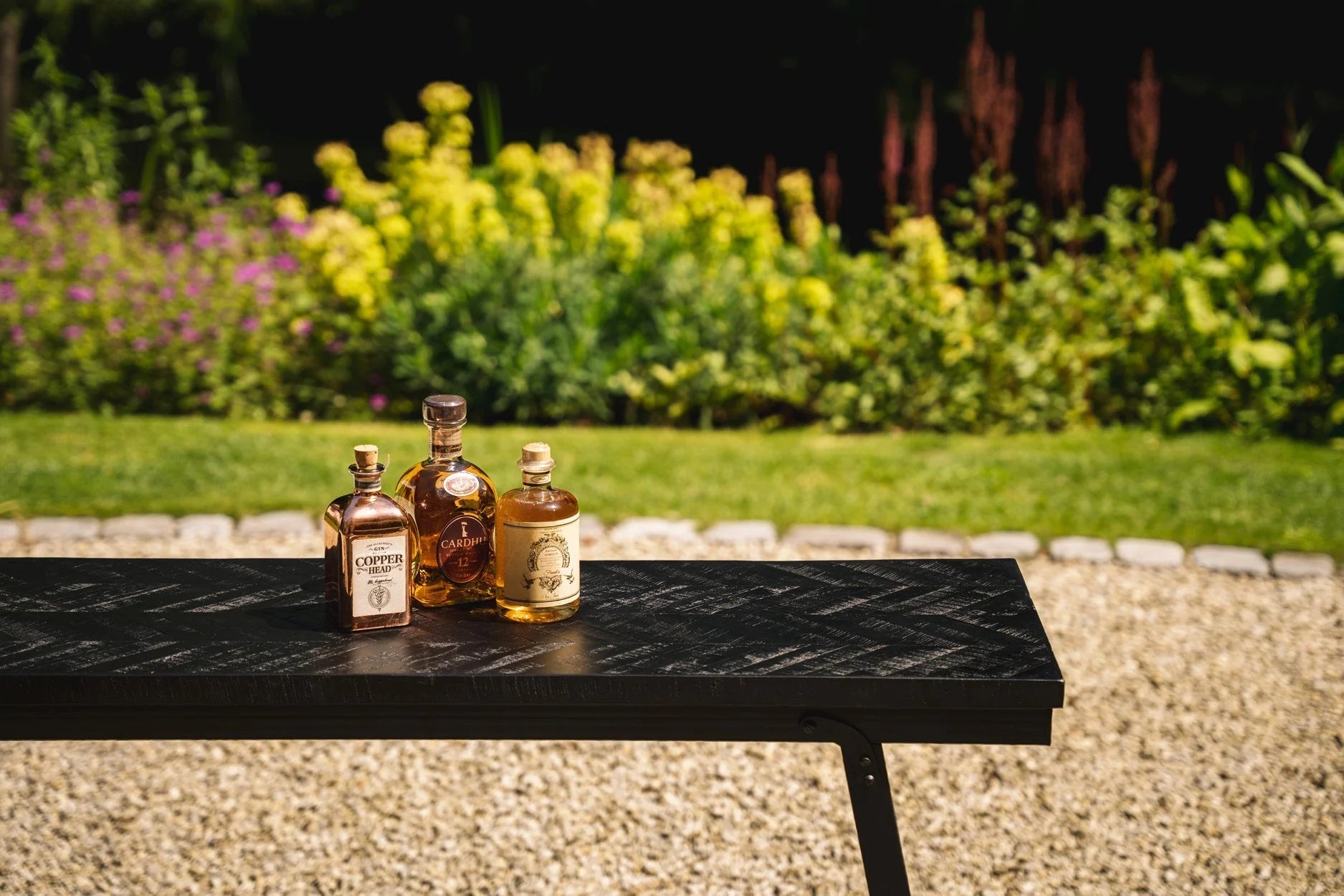 Table haute rectangulaire en teck motif chevron et métal noir – 140x60 cm