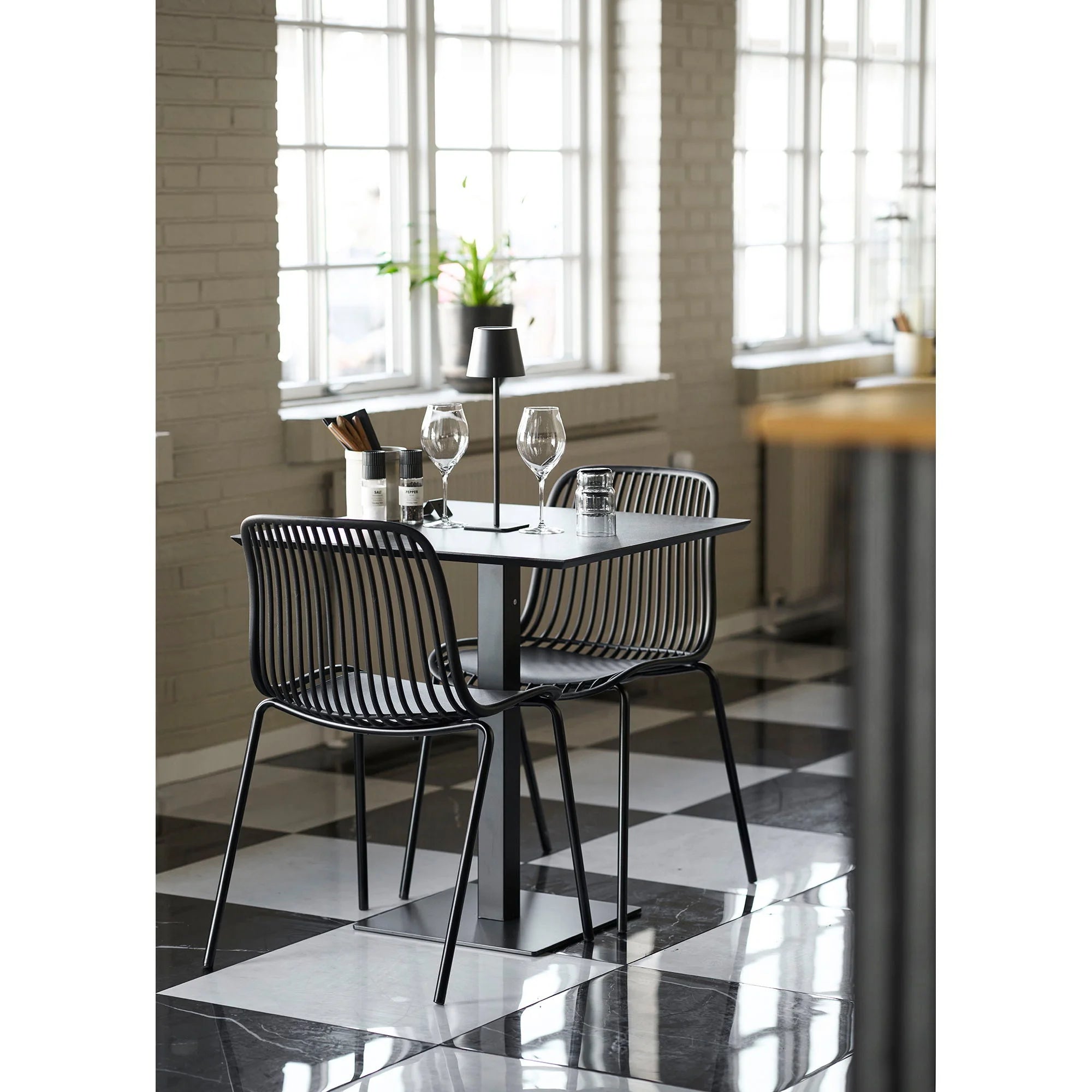 Table rectangulaire effet pierre foncée pied métal noir 70x70 cm
