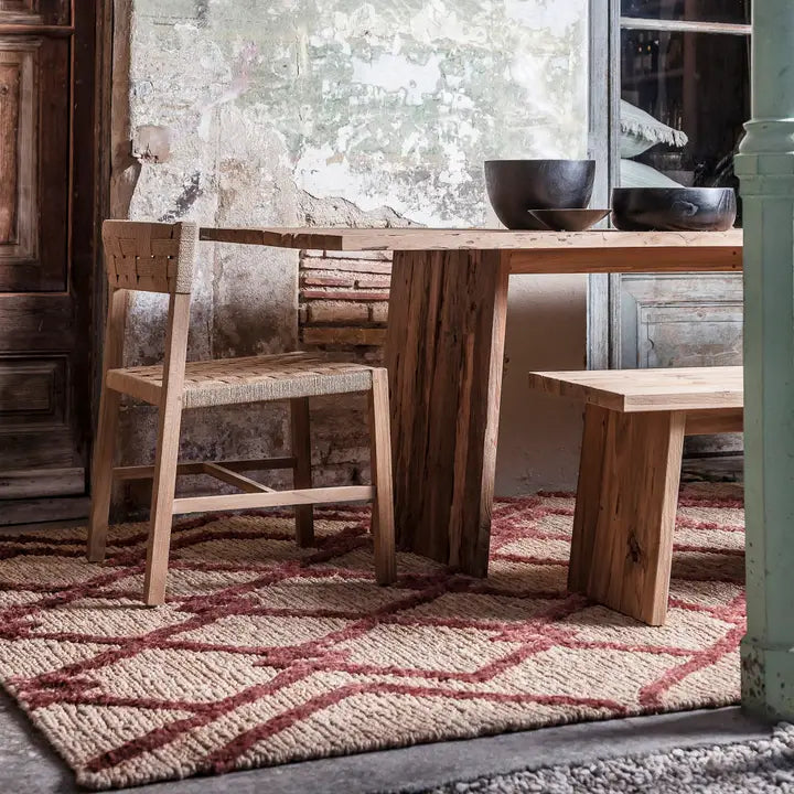 Table en teck recyclé finition naturelle, mise en situation dans une salle à manger bohème.