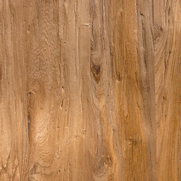 Gros plan sur la texture naturelle du bois de teck recyclé finition naturelle.

