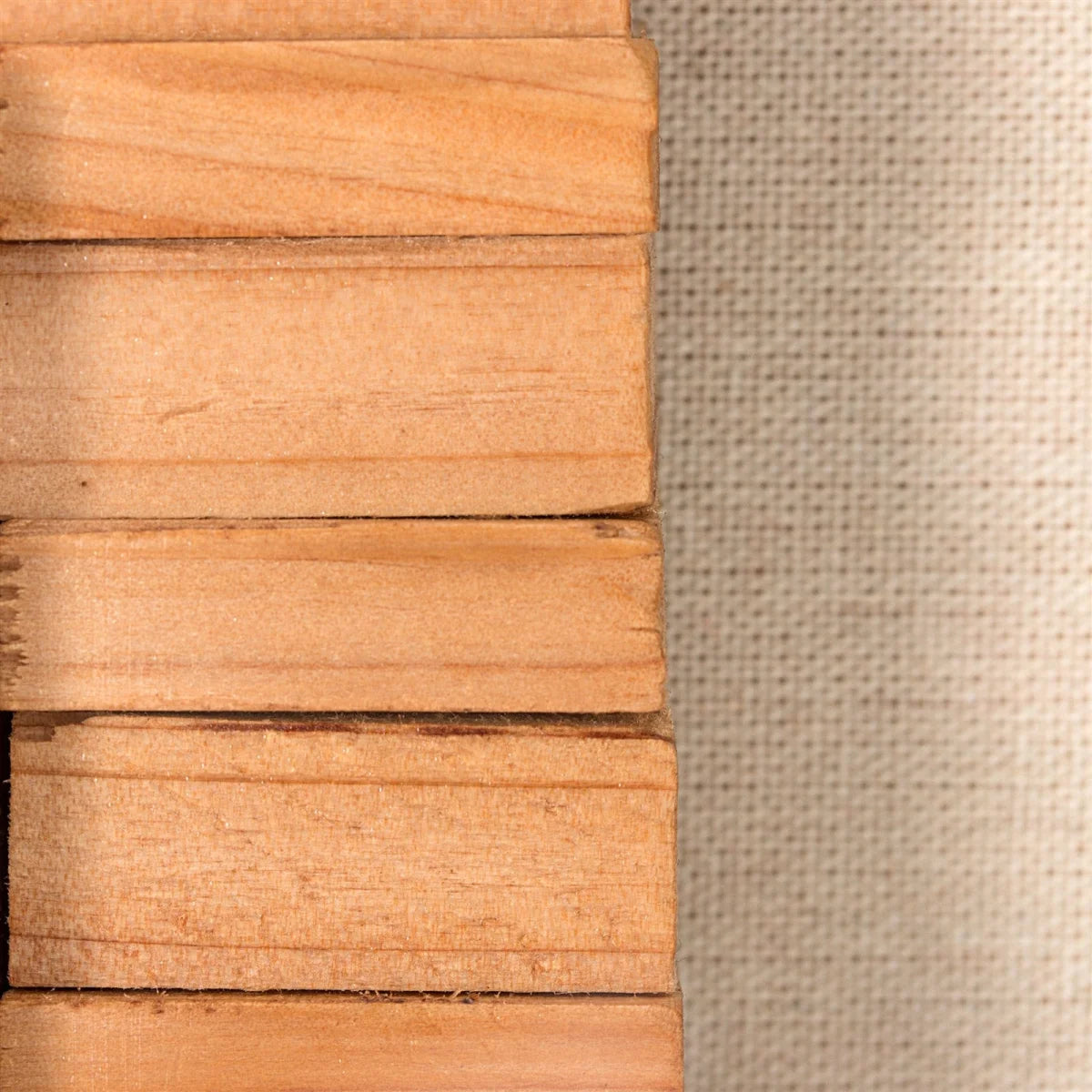 Pliants en bois clair pour tableau mural en bois tressé relief sur toile de lin