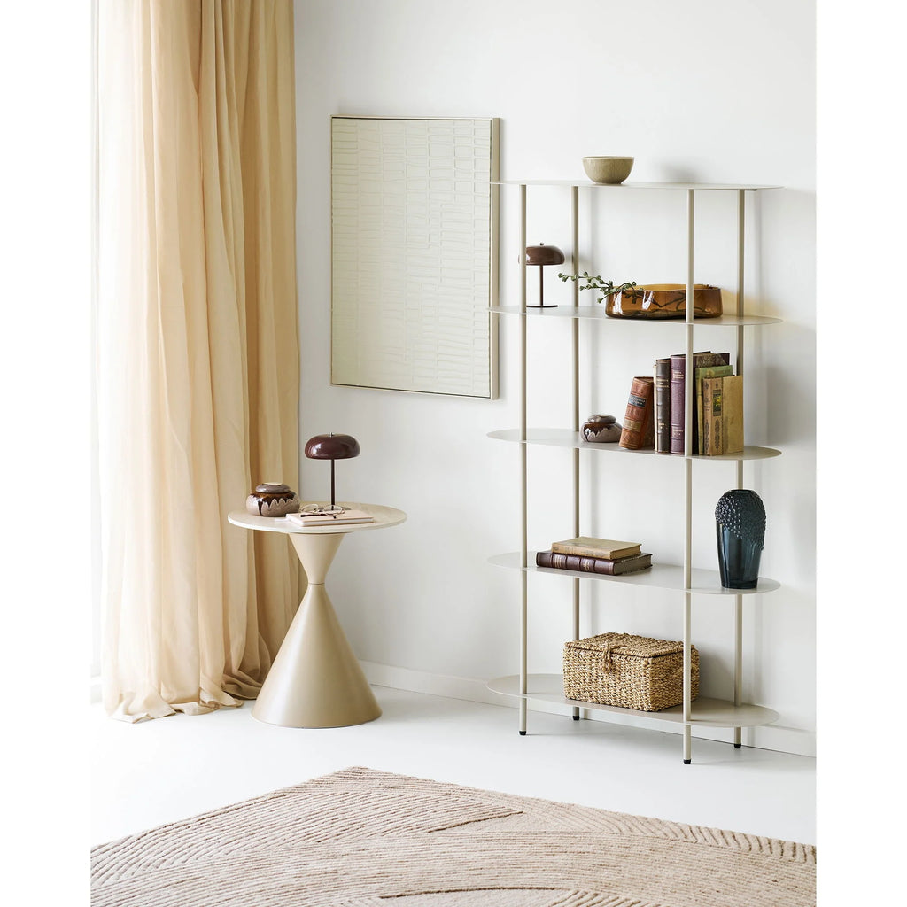 Étagère minimaliste moderne en métal fin et verre clair, avec livres, vases et panier tressé