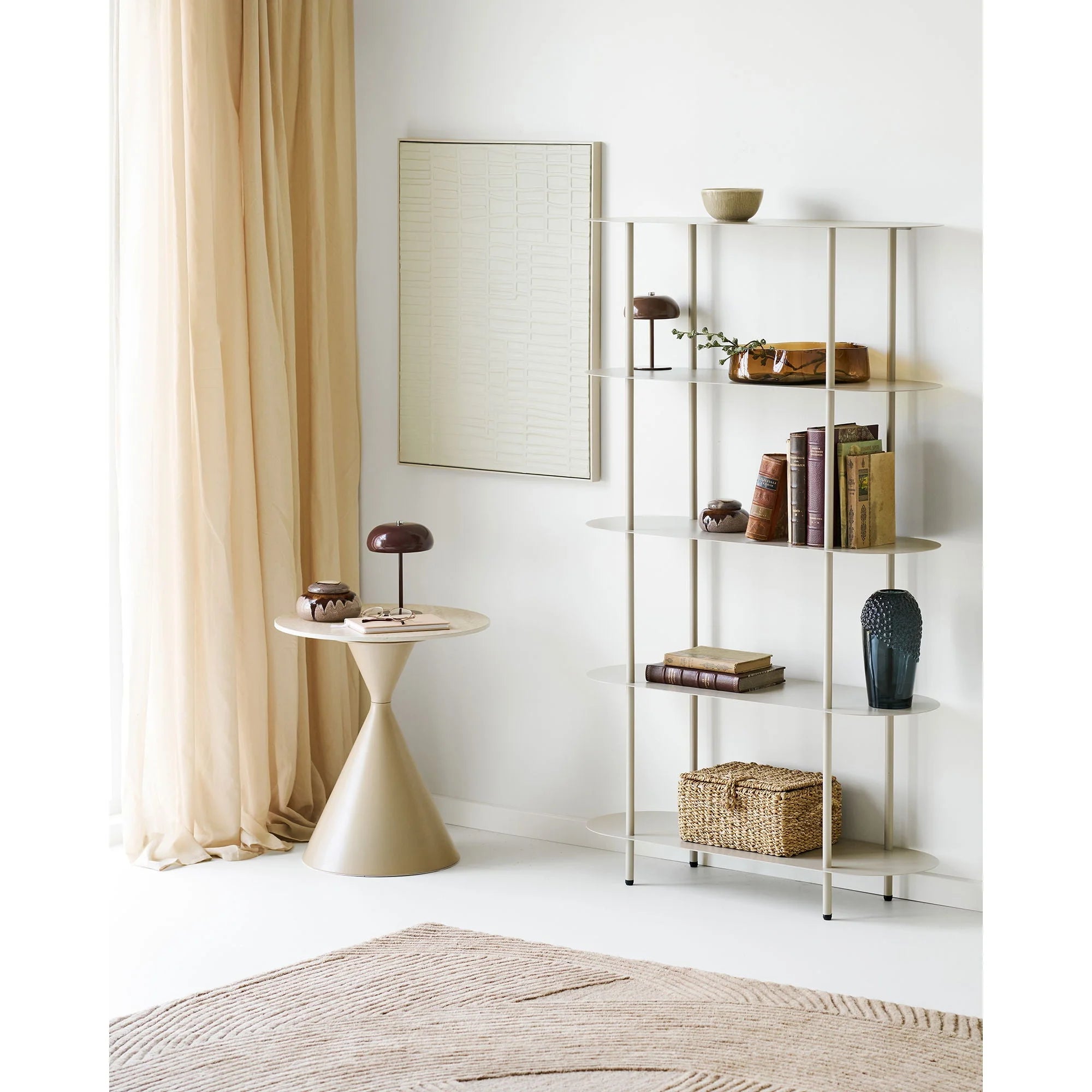 Étagère minimaliste moderne en métal fin et verre clair, avec livres, vases et panier tressé