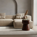 Canapé sectionnel en tissu beige texturé avec coussins assortis
