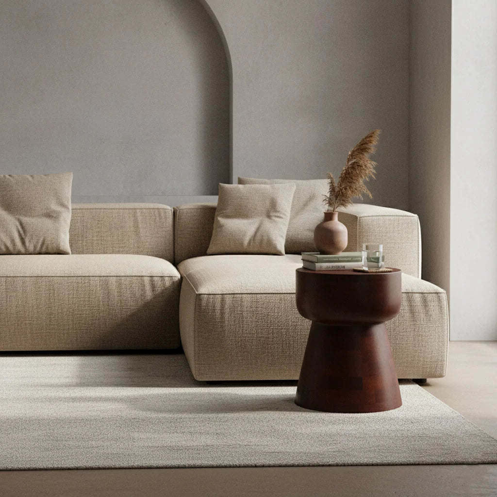Canapé sectionnel en tissu beige texturé avec coussins assortis