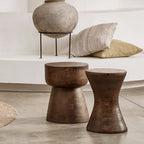 Deux tabourets en bois de manguier brun mat, forme sablier sculptée, H45 cm