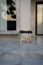 Tabouret en bois suar et cuir noir mat pour intérieur – 50x30 cm
