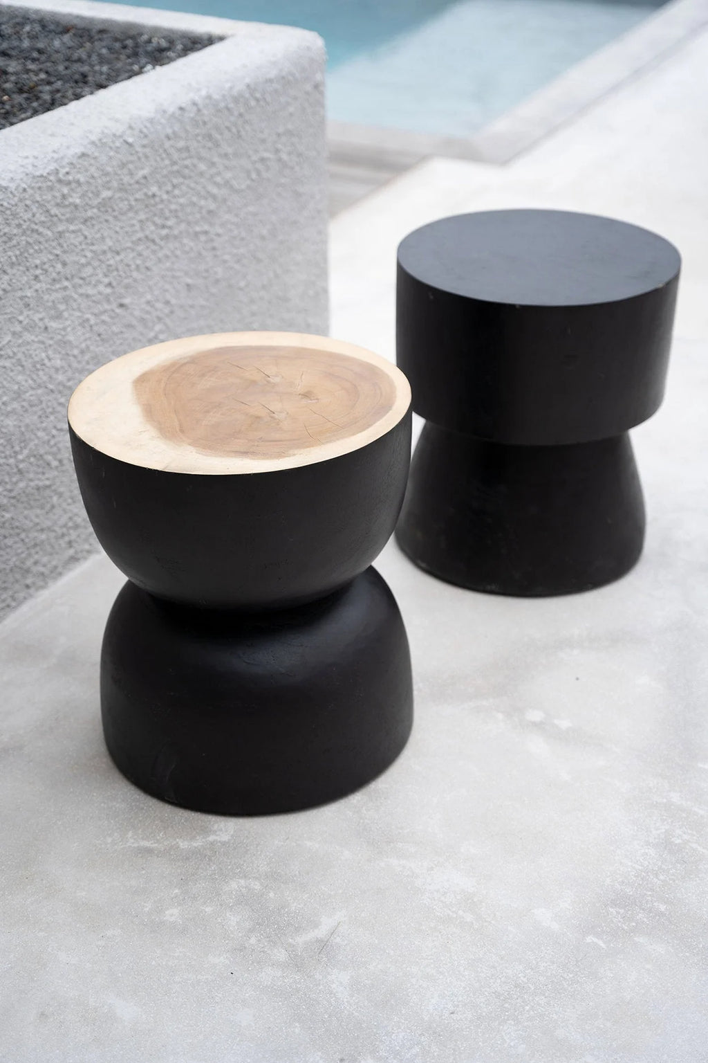 Tabouret en bois de suar noir 45 cm design épuré