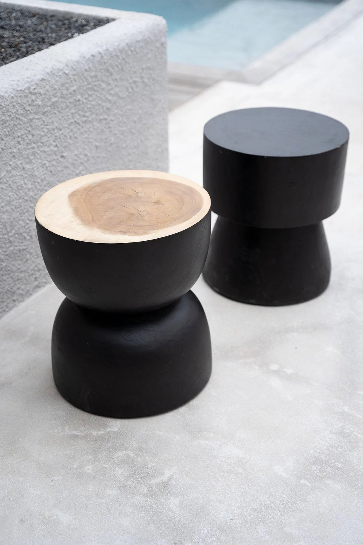 Tabouret en bois de suar noir 45 cm design épuré