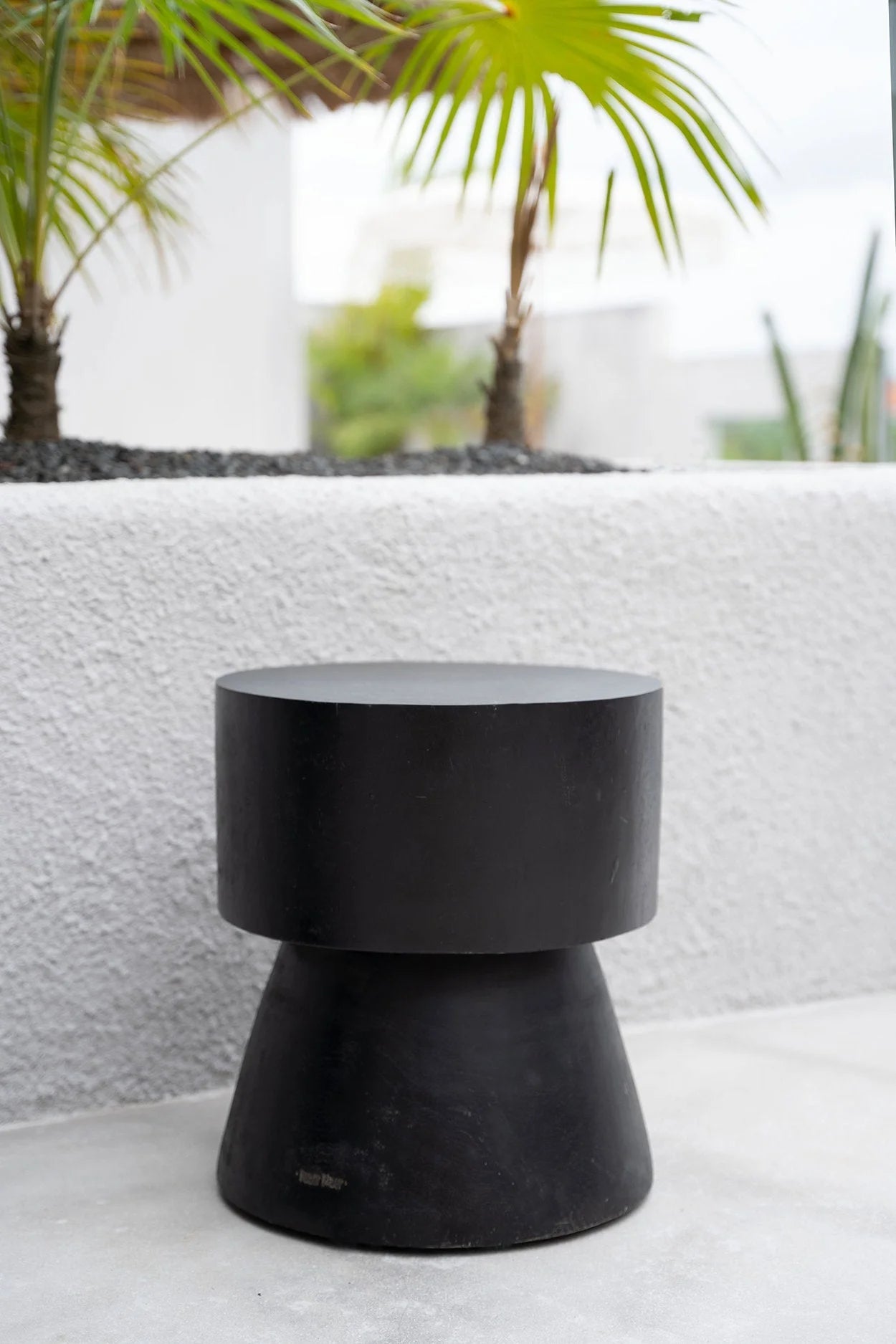 Tabouret en bois de suar noir 45 cm design épuré