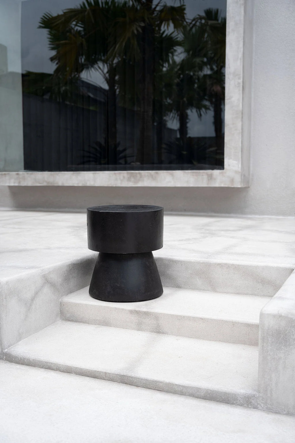 Tabouret en bois de suar noir 45 cm design épuré