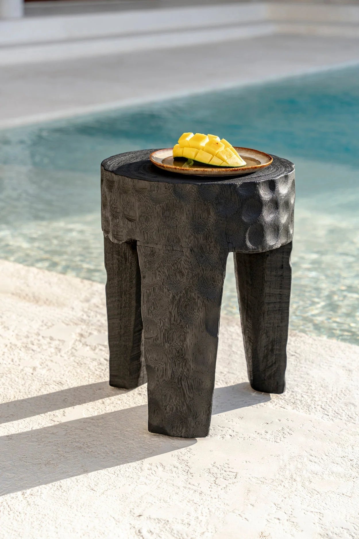 Tabouret en bois de suar noir effet martelé cylindrique – H45 cm