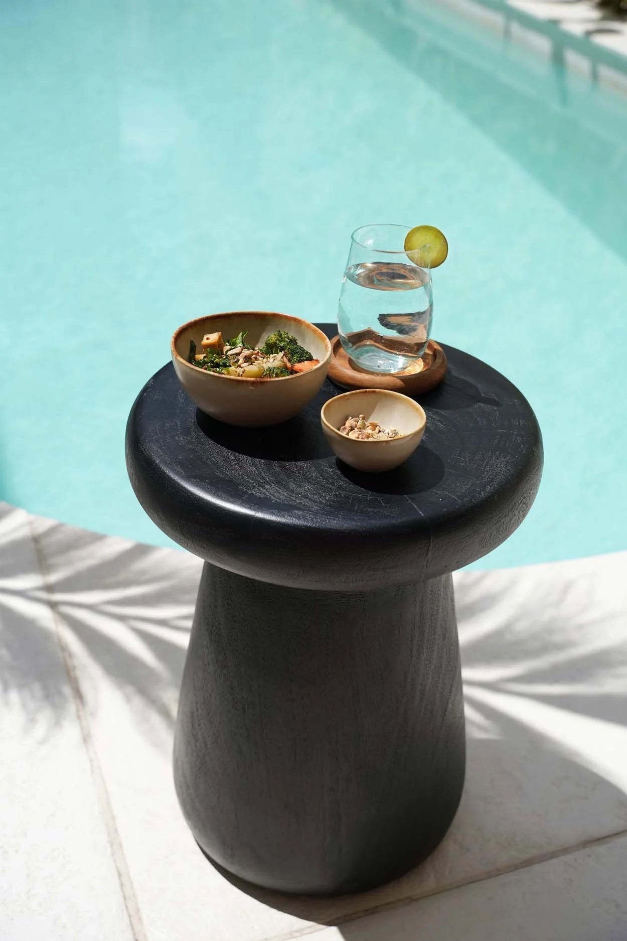 Tabouret cylindrique en bois de suar noir au design minimaliste – H45 cm