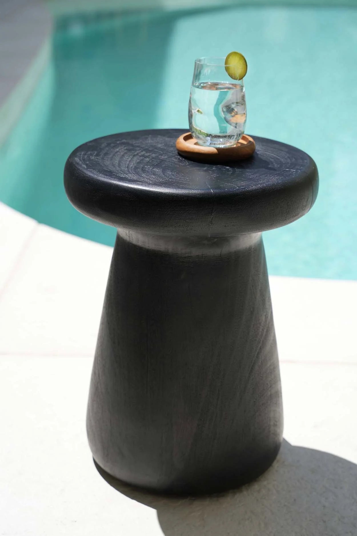 Tabouret cylindrique en bois de suar noir au design minimaliste – H45 cm