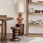 Lampe de table en terre cuite avec abat-jour lin beige texturé et découpes géométriques sur base en bois de manguier brun foncé sculpté, H45 cm