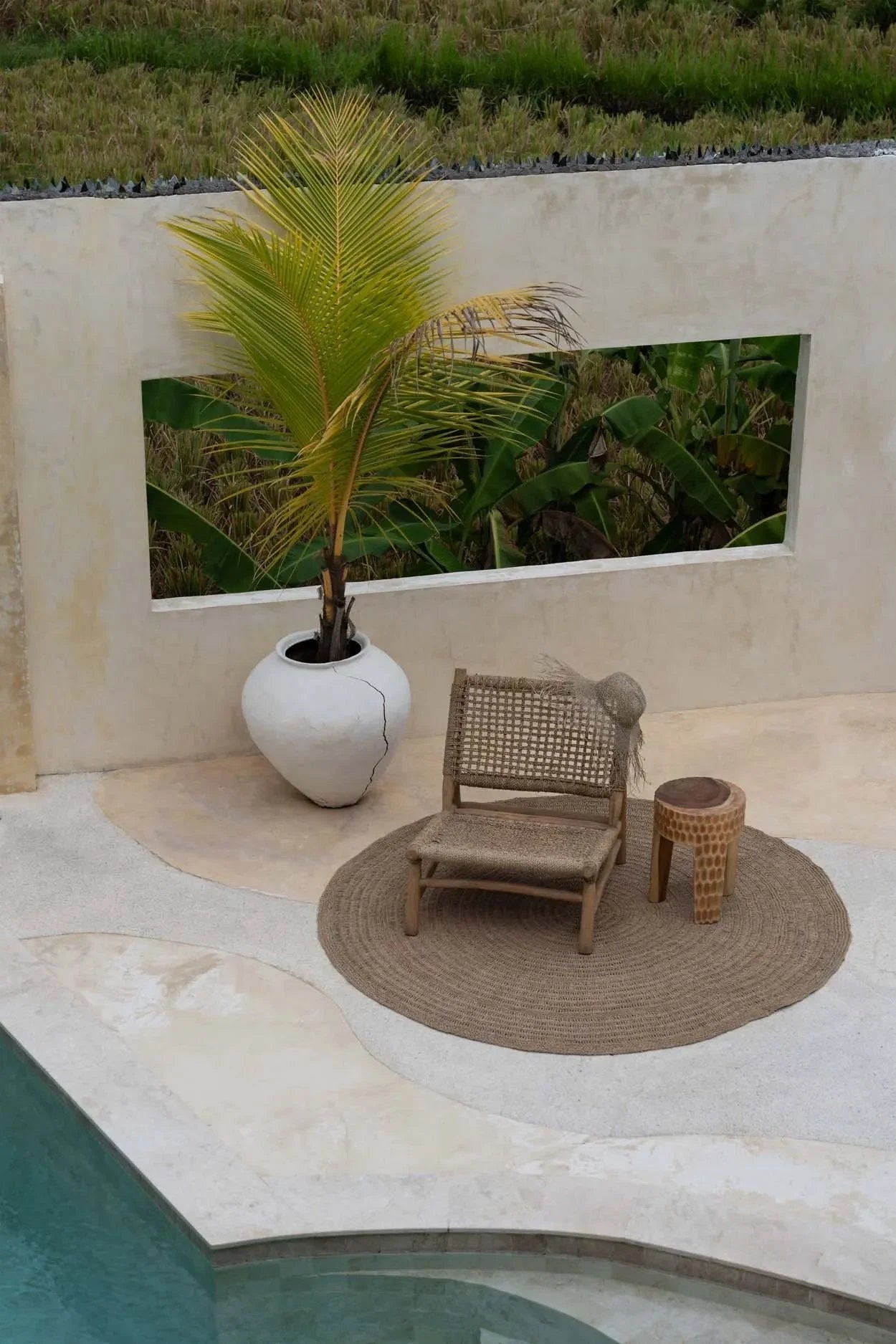 Tabouret rond en bois sculpté naturel suar avec pieds robustes – H45 cm