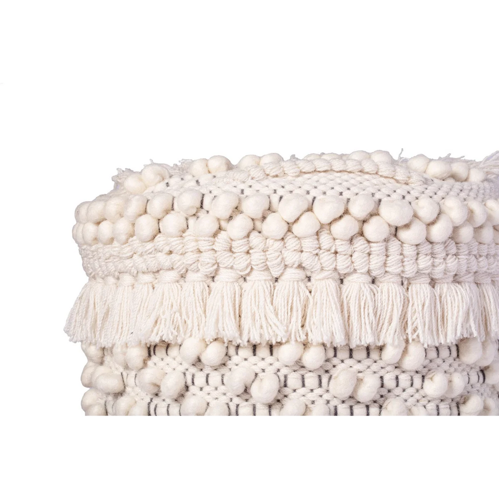 Pouf rond en laine écrue avec tassels et pompons sur pieds en bois clair