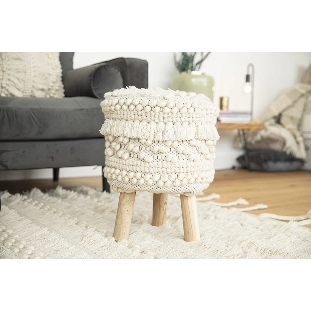 Ottoman rond en laine écrue crème texturée avec pieds en bois clair H50 cm