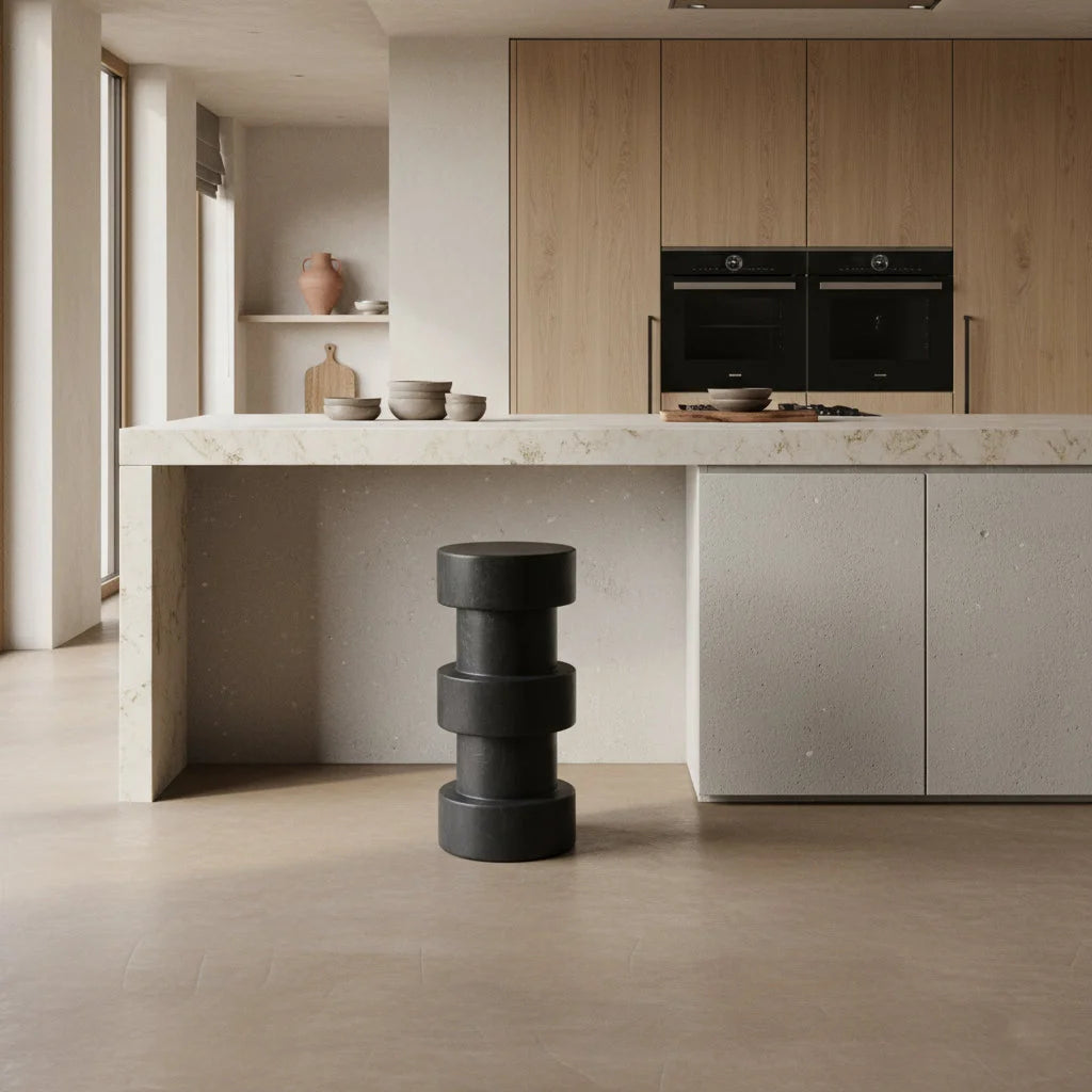 Tabouret en teck noir colonne H65 cm, design anneaux empilés cylindrique