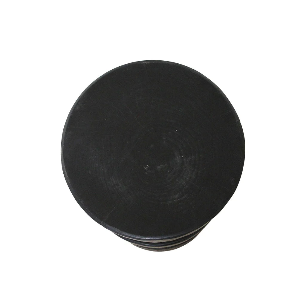 Tabouret en teck noir colonne H65 cm, surface lisse usée avec marques concentriques