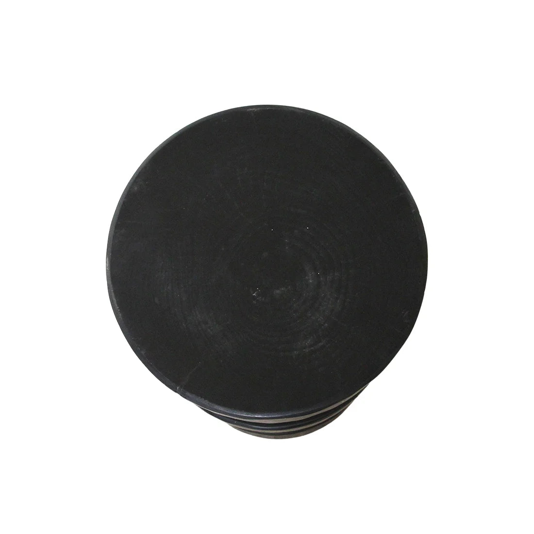 Tabouret en teck noir colonne H65 cm, surface lisse usée avec marques concentriques