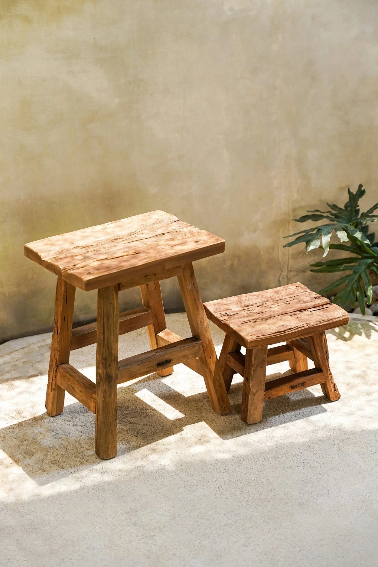 Tabouret en teck recyclé finition naturelle rustique – 40x30 cm