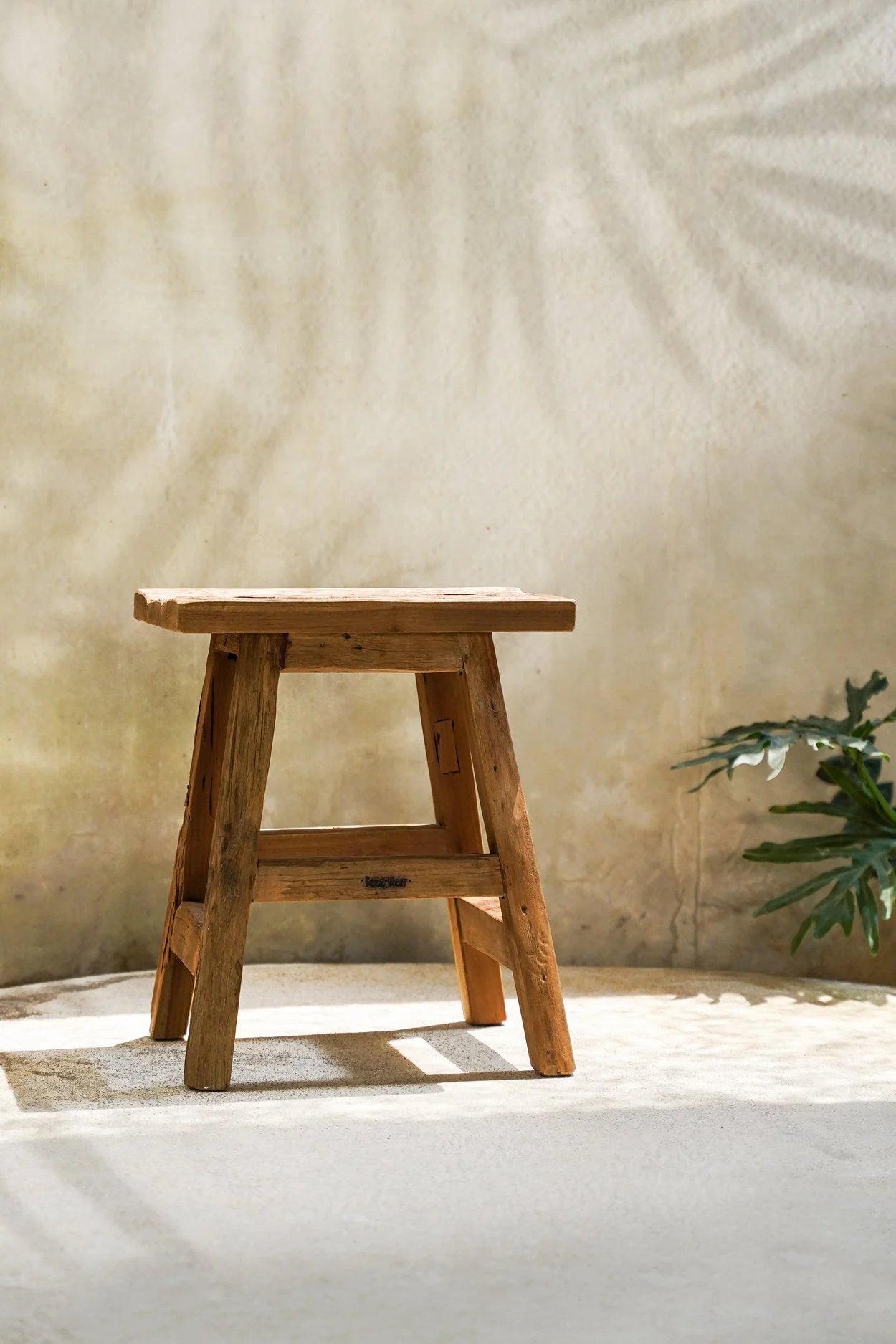 Tabouret en teck recyclé finition naturelle rustique – 40x30 cm