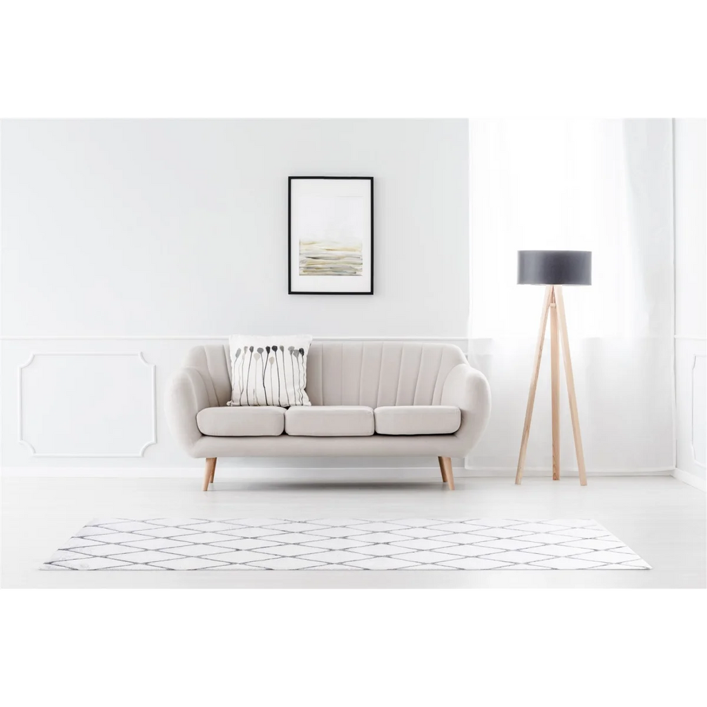 Canapé trois places beige clair avec coussin décoratif pour Tapis à motifs losanges blanc et gris en polyester doux