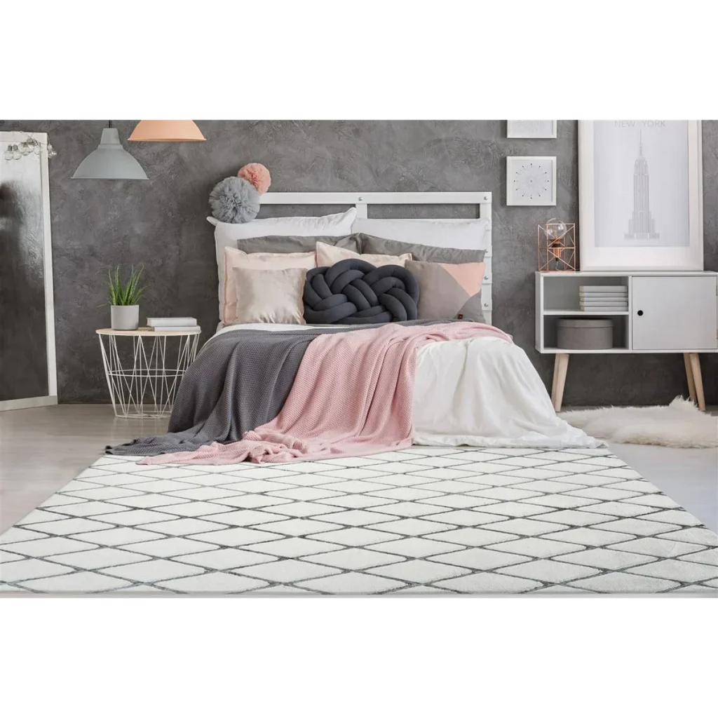 Tapis à motifs losanges blanc et gris en polyester doux dans une chambre cosy