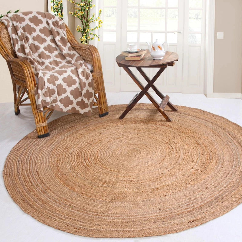 Tapis bohème en jute rond dans un salon cosy, posé sous un fauteuil et une table basse.