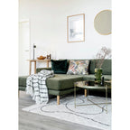 Canapé sectionnel velours vert olive, pieds bois, coussins déco